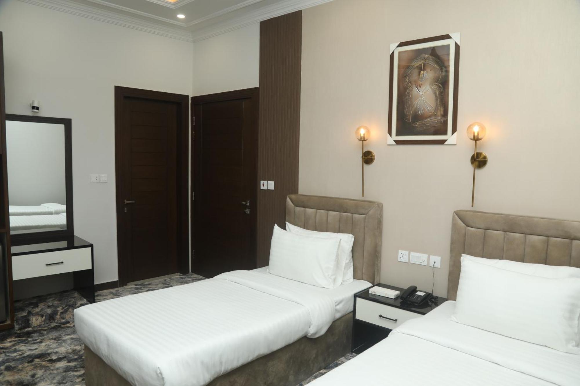Swarg Hotel Sahiwal Екстер'єр фото