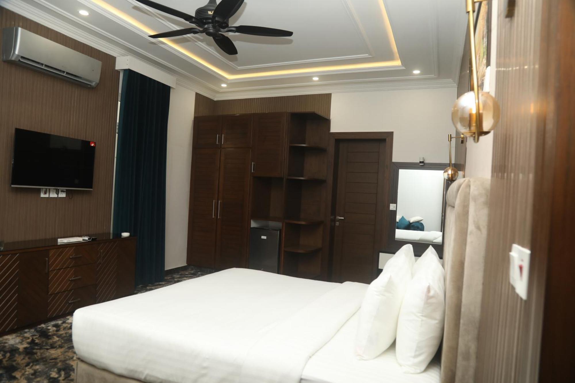 Swarg Hotel Sahiwal Екстер'єр фото