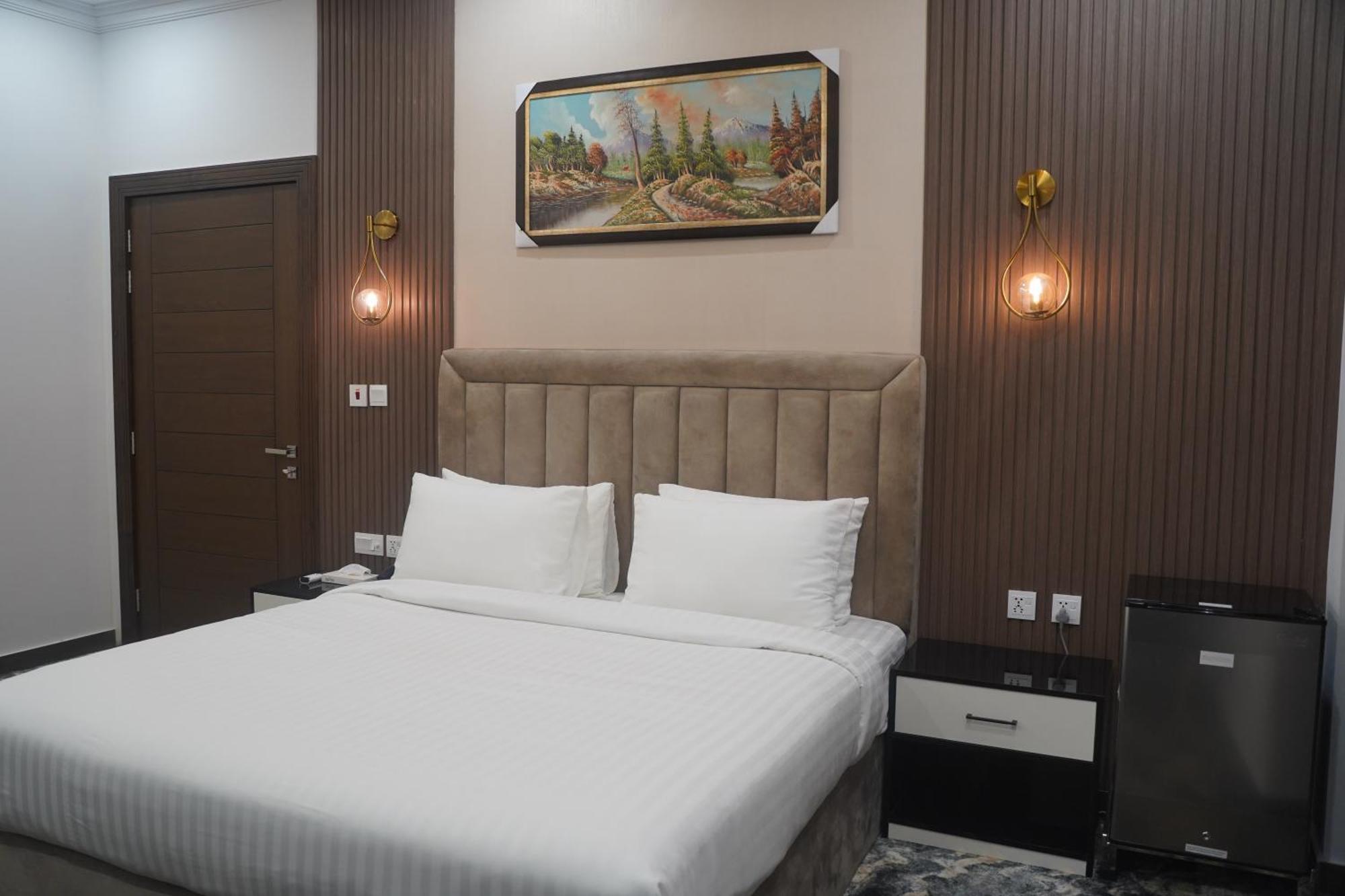 Swarg Hotel Sahiwal Екстер'єр фото