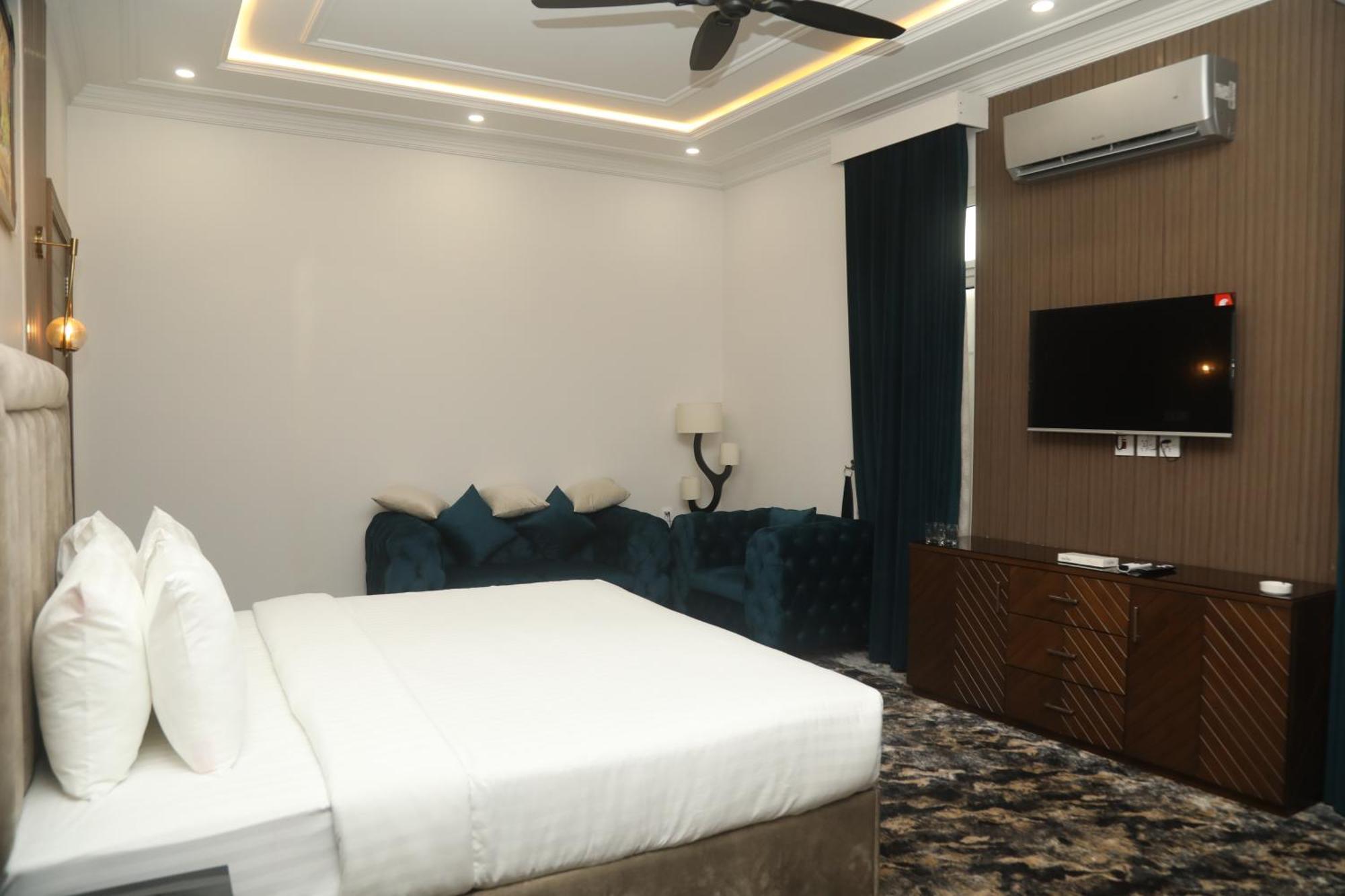 Swarg Hotel Sahiwal Екстер'єр фото