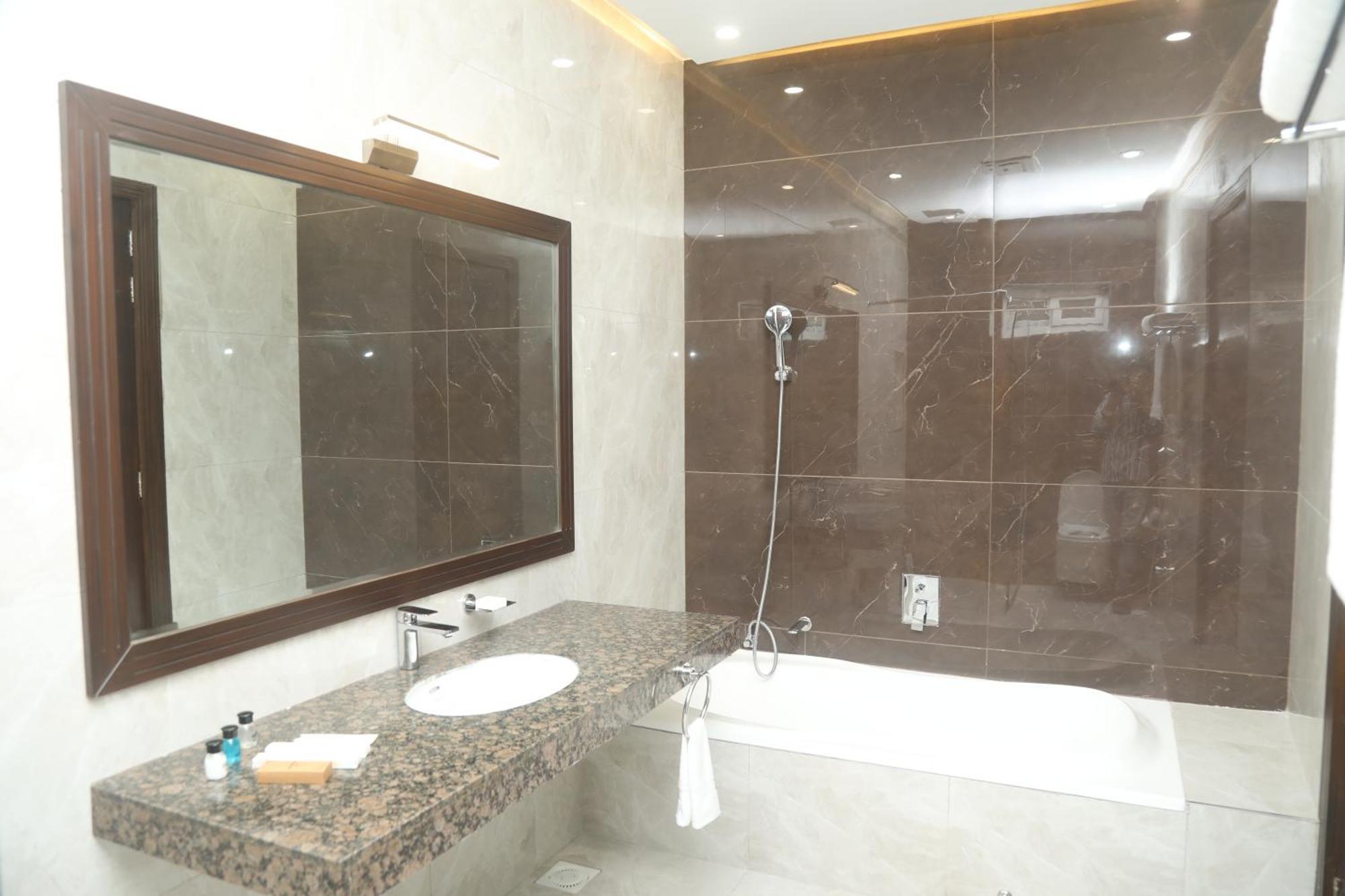 Swarg Hotel Sahiwal Екстер'єр фото