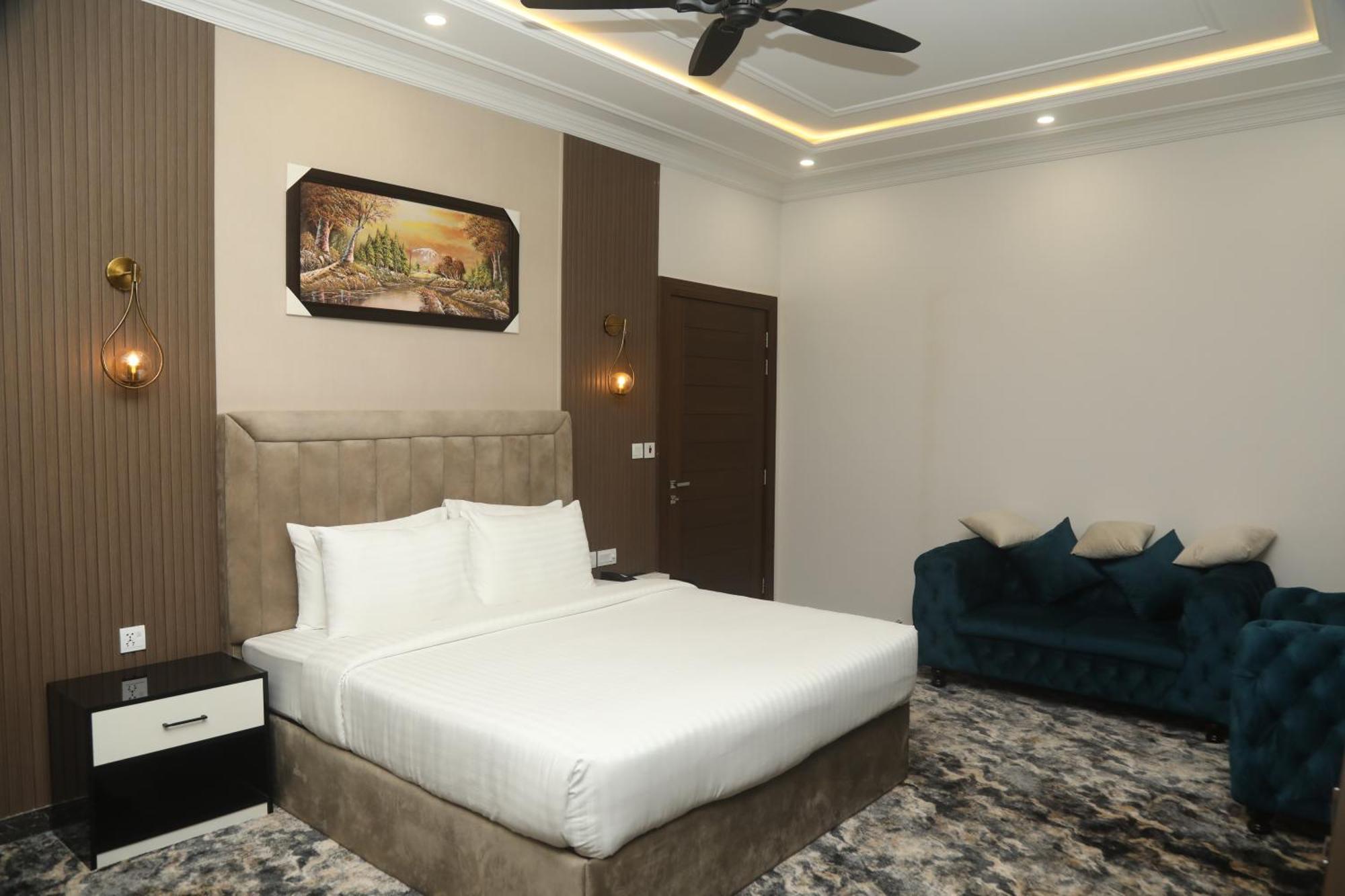 Swarg Hotel Sahiwal Екстер'єр фото