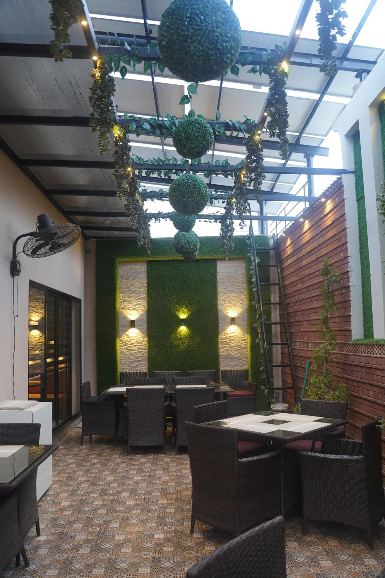 Swarg Hotel Sahiwal Екстер'єр фото