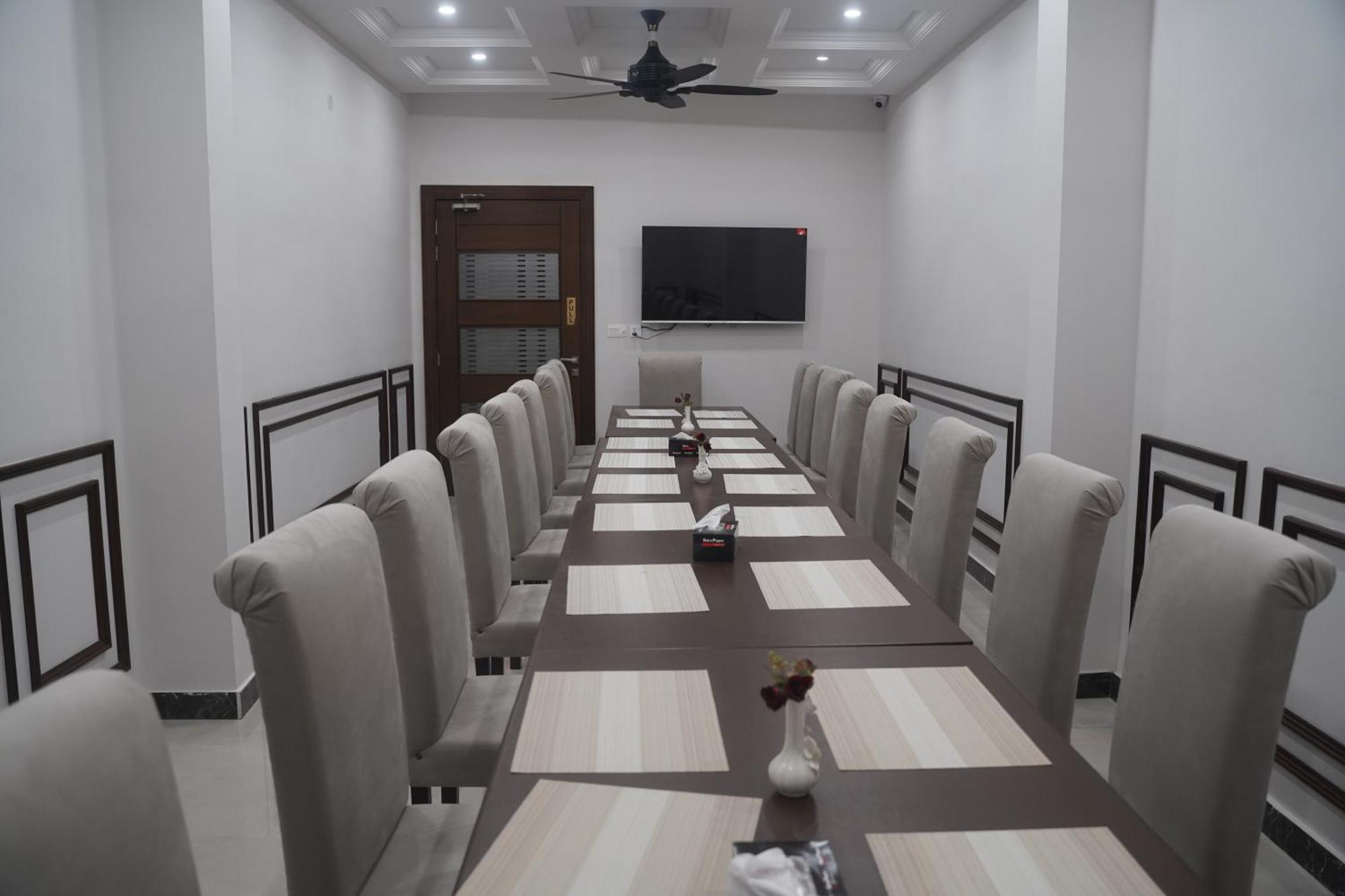 Swarg Hotel Sahiwal Екстер'єр фото