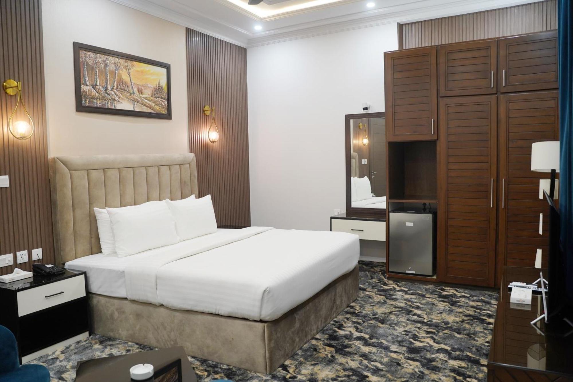 Swarg Hotel Sahiwal Екстер'єр фото