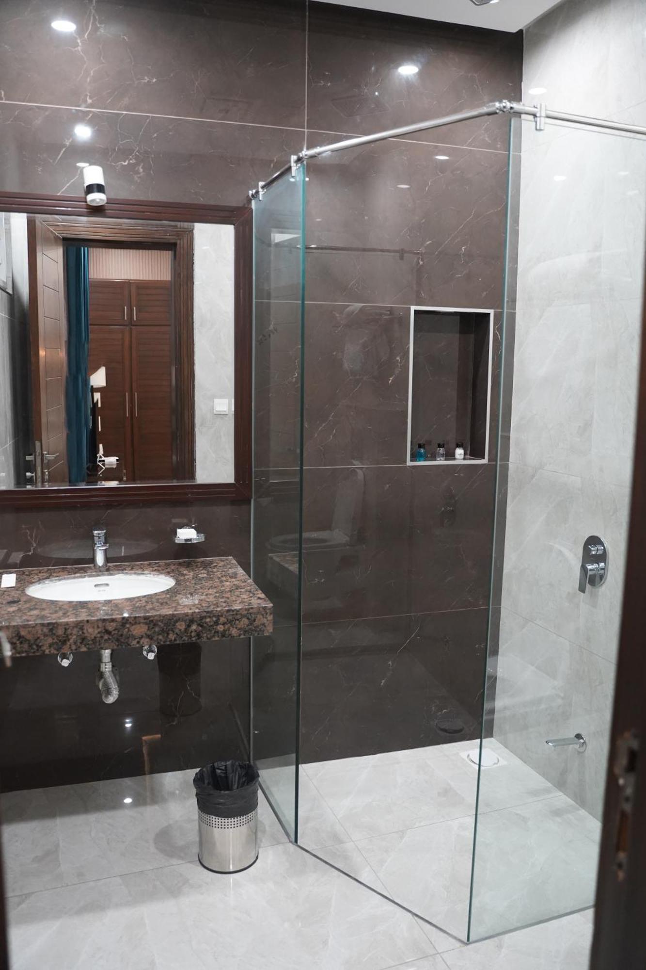 Swarg Hotel Sahiwal Екстер'єр фото
